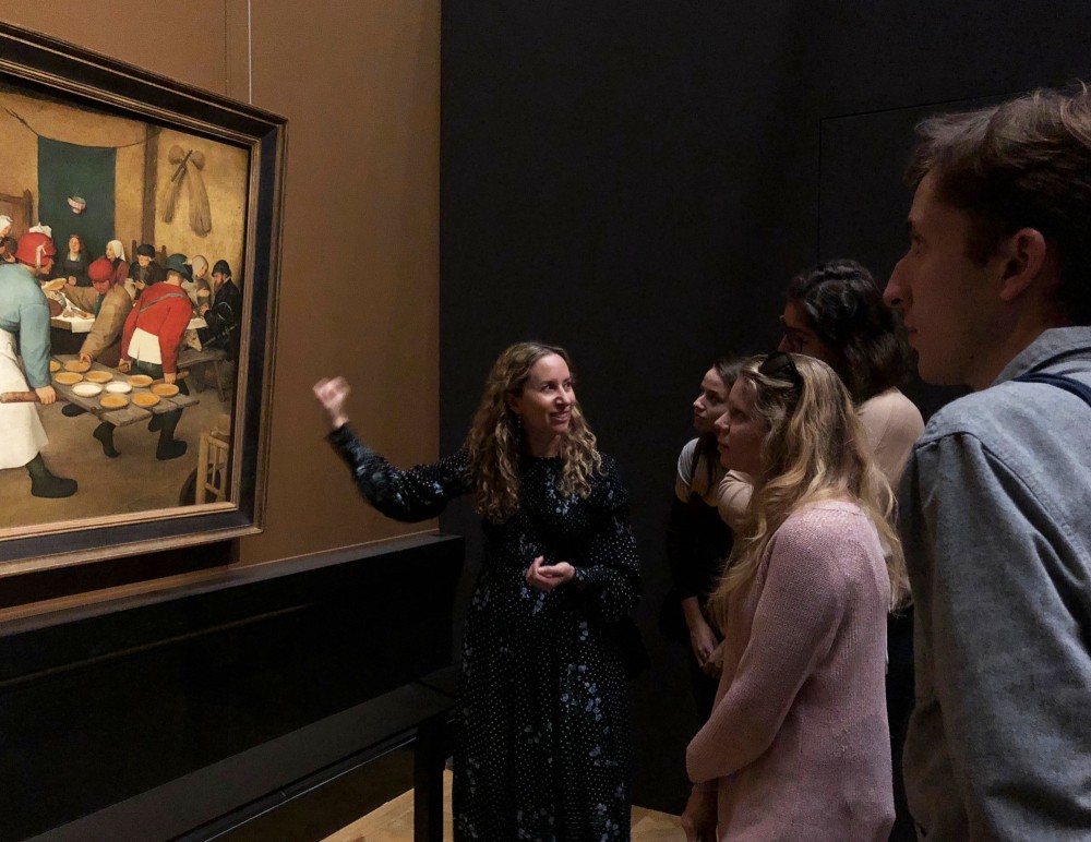 with students at the 2018 Bruegel exhibition, Kunsthistorisches Museum, Vienna.